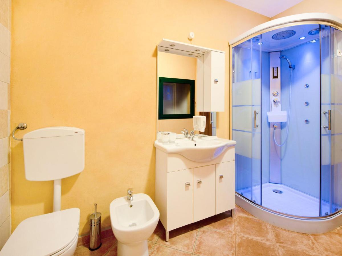 Cozy Chalet At Marone Lake Lombardy With Pool Kültér fotó