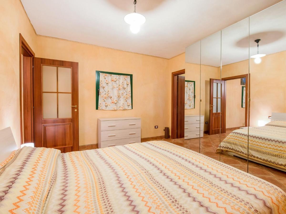 Cozy Chalet At Marone Lake Lombardy With Pool Kültér fotó