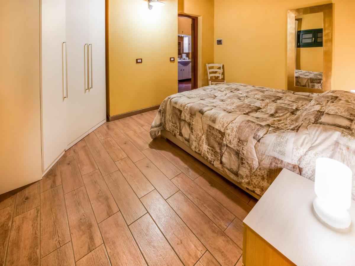 Cozy Chalet At Marone Lake Lombardy With Pool Kültér fotó