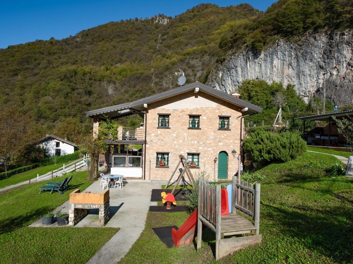 Cozy Chalet At Marone Lake Lombardy With Pool Kültér fotó